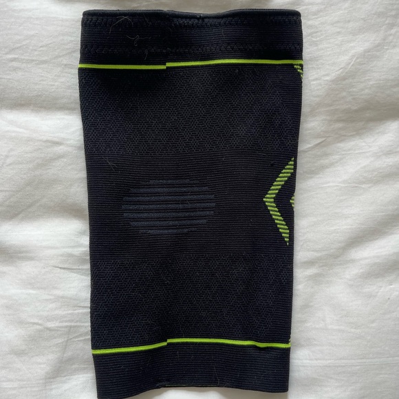 New- knee support - Picture 2 of 4